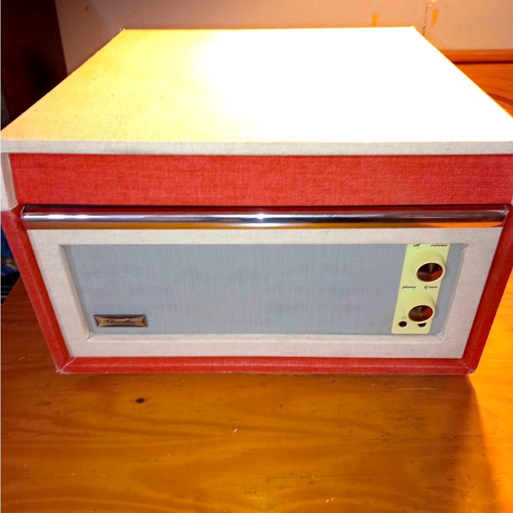 Crosley Vintage looking Record Player w/bluetooth - Works great!